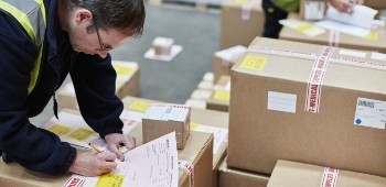 貨物の書類を確認している通関エージェント